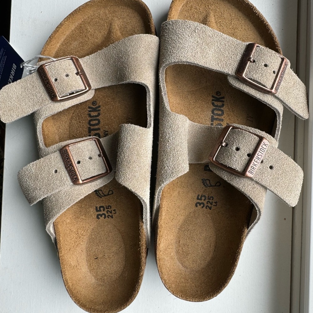 Birkenstock size women 35/ 4. These fit a size 6.